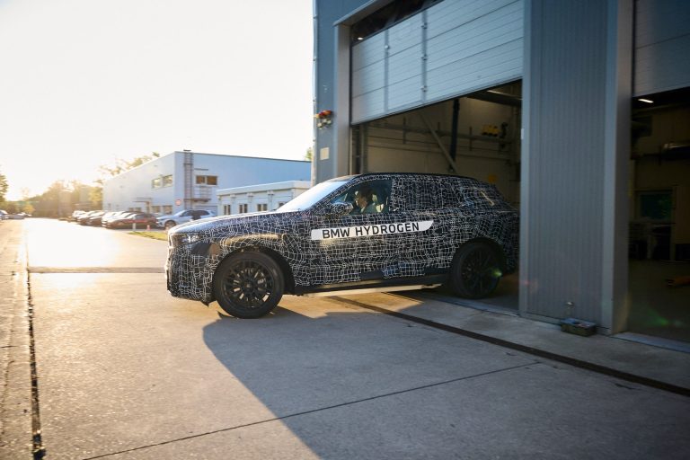 Land Rover Defender P400e frente a BMW X5 xDrive50e: dos SUV PHEV de gran tamaño enfrentados en España