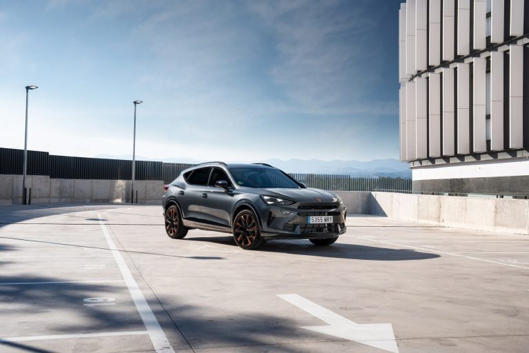Cómo se comporta un SUV PHEV cuando se agota la batería: pérdida de rendimiento, consumo real y peso en España