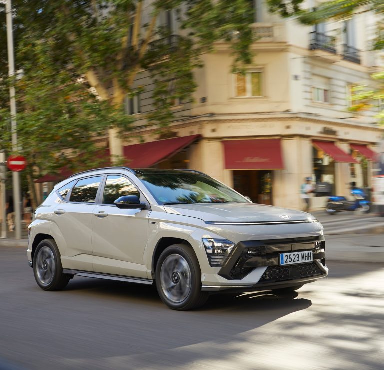 Cómo elegir un SUV eléctrico para uso mixto ciudad-carretera en España: autonomía real, carga en casa y postve