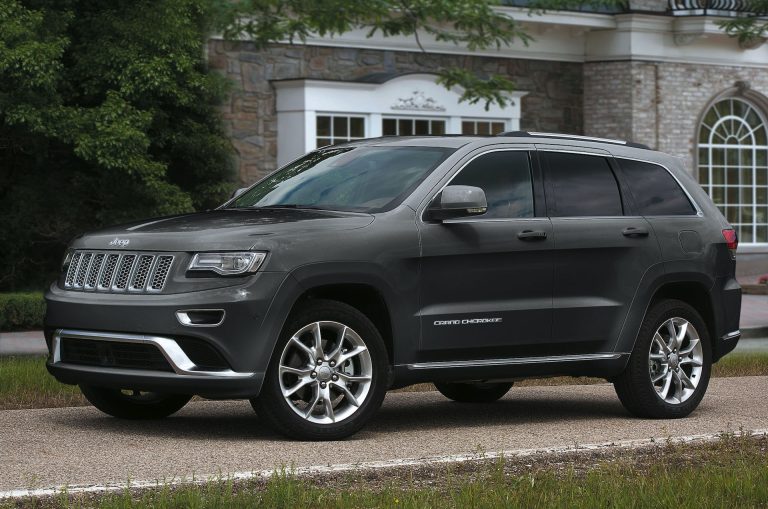 Jeep Grand Cherokee 4xe vs Land Rover Defender P400e: duelo de SUV PHEV grandes con capacidad off-road en Espa