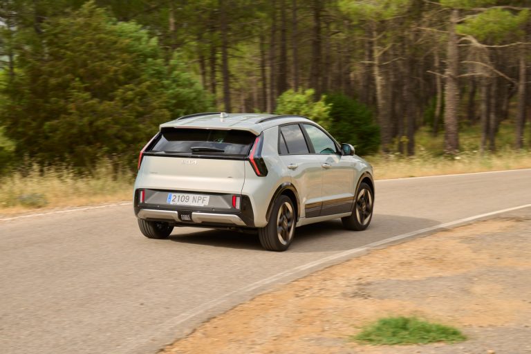Cómo elegir un SUV eléctrico compacto para ciudad en España: radio de giro, etiqueta 0 y carga en comunidad