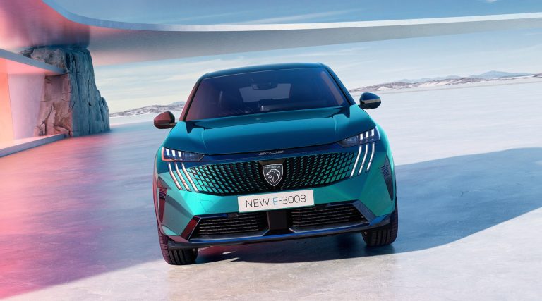 Peugeot e-5008 vs KIA EV9: duelo de SUV eléctricos de 7 plazas para familias grandes en España