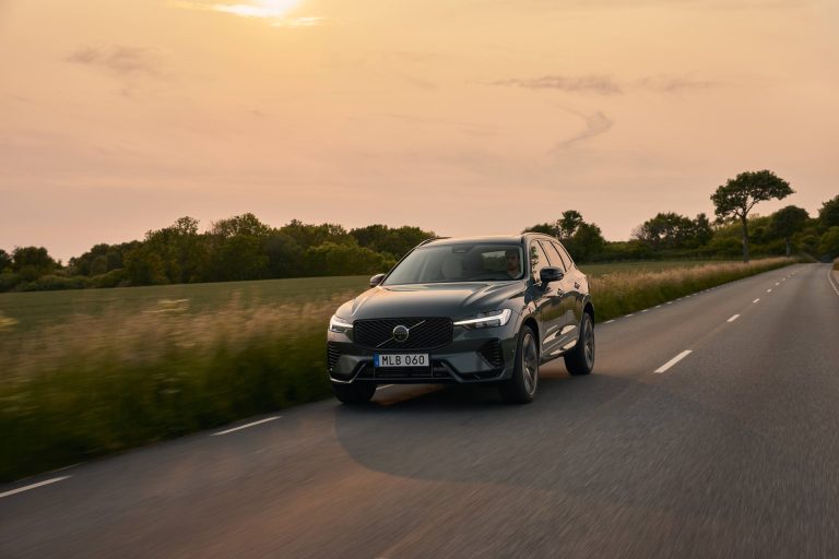 Volvo XC60 T6 Recharge frente a Mercedes GLC 300 e: duelo premium PHEV de segmento D en España