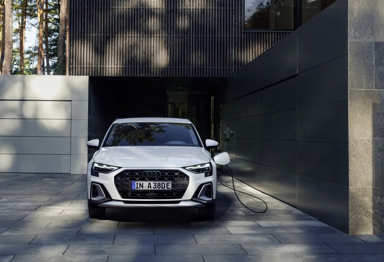 Qué diferencia a un compacto premium PHEV de uno híbrido no enchufable: etiqueta DGT, autonomía y coste real Qué diferencia a un compacto premium PHEV de uno híbrido no enchufable: etiqueta DGT, autonomía y coste real
