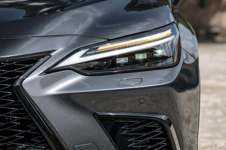 Lexus NX 450h+ frente a Mercedes GLC 300 e: dos enfoques del compacto premium PHEV en España