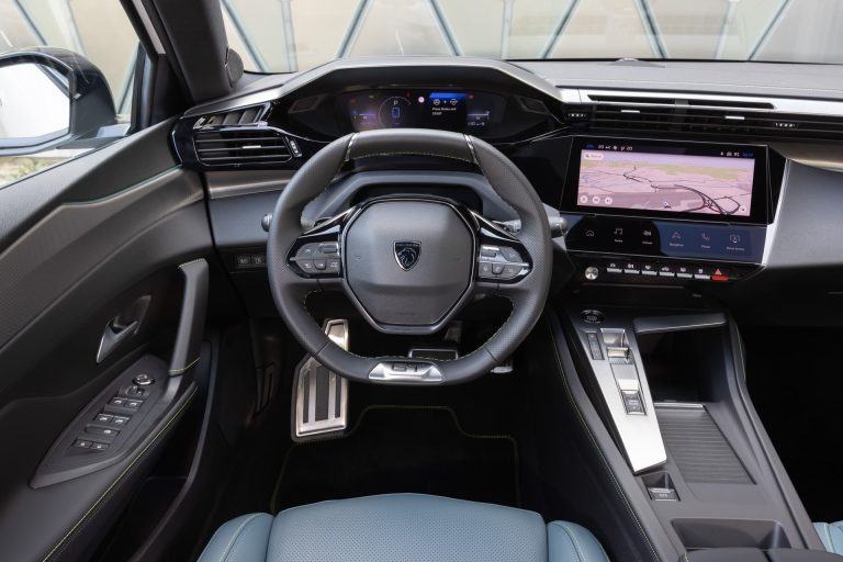 Review del Peugeot e-308: el compacto eléctrico francés que apuesta por eficiencia frente al SUV en España Review del Peugeot e-308: el compacto eléctrico francés que apuesta por eficiencia frente al SUV en España