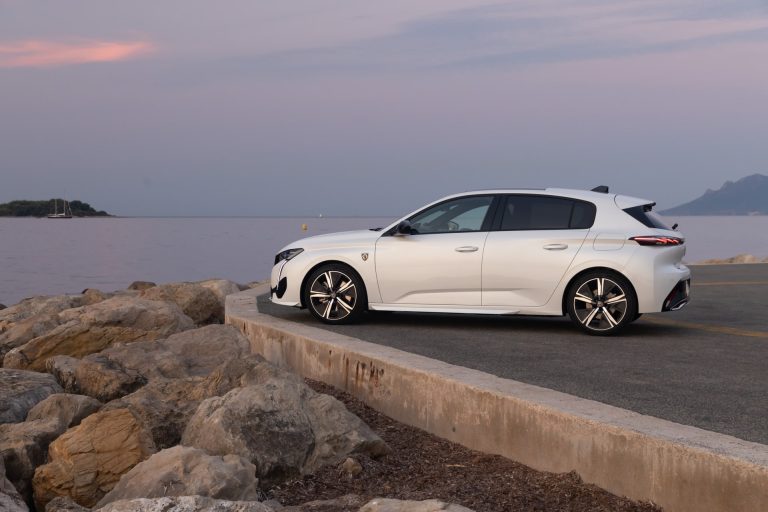Cómo elegir un compacto eléctrico familiar en España en 2026: maletero, plazas traseras y autonomía real Cómo elegir un compacto eléctrico familiar en España en 2026: maletero, plazas traseras y autonomía real